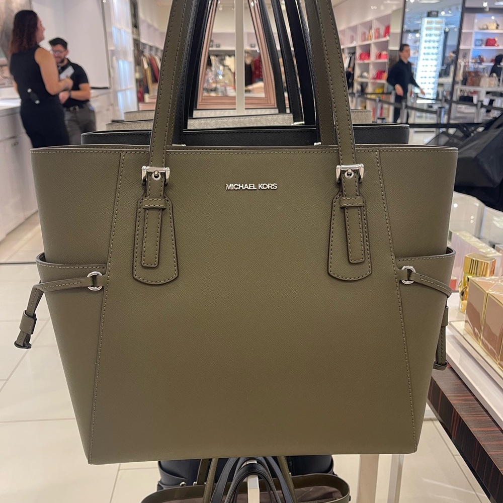 MICHAEL KORS Voyager Large Saffiano Leather EW Tote Shoulder Bag
Olive
NWT - Picture 10 of 16